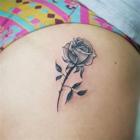 ideias de tatuagem na bunda|Tatuagem na Bunda: De borboleta, de Pimenta, de Flor